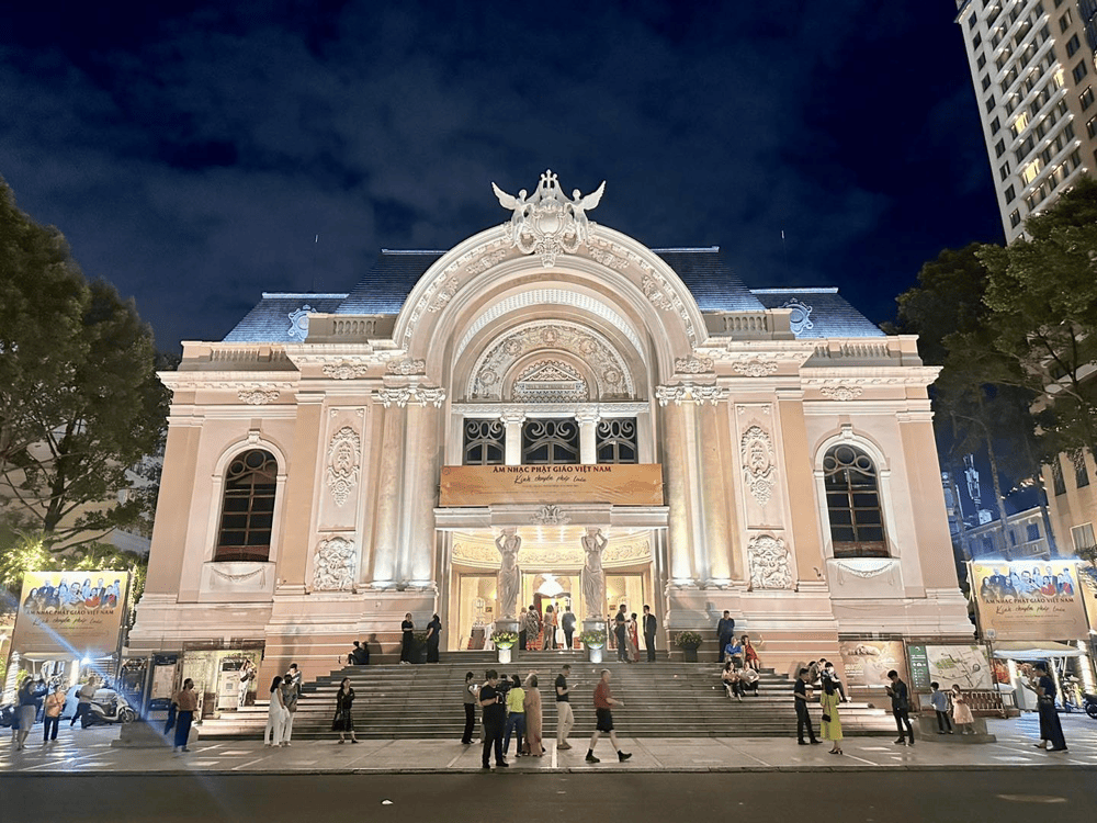 If departing from nearby locations, visitors can walk to the Saigon Opera House while enjoying the scenic views along the way (Source: Fanpage Nhà hát Thành phố)